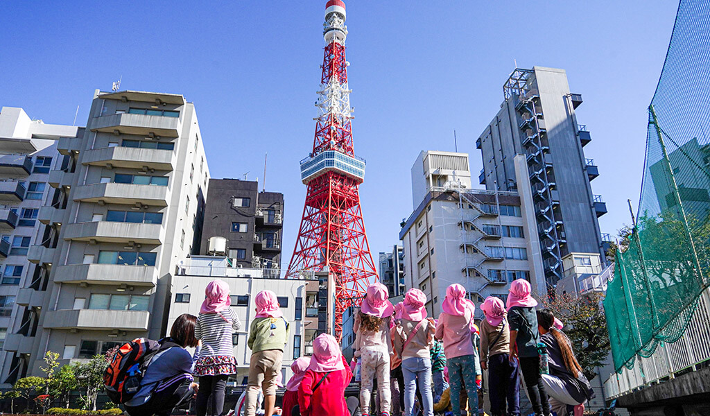 港区立東麻布保育園から、東京タワーを眺める子どもたち
